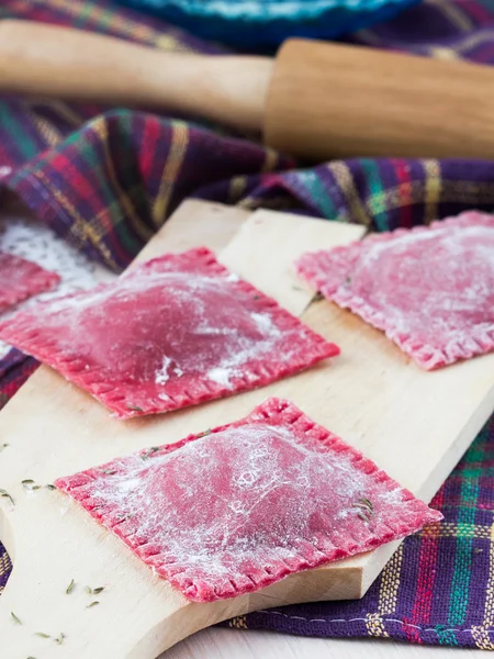 Házi, nyers, rózsaszín tészta ravioli cukorrépa tömések — Stock Fotó