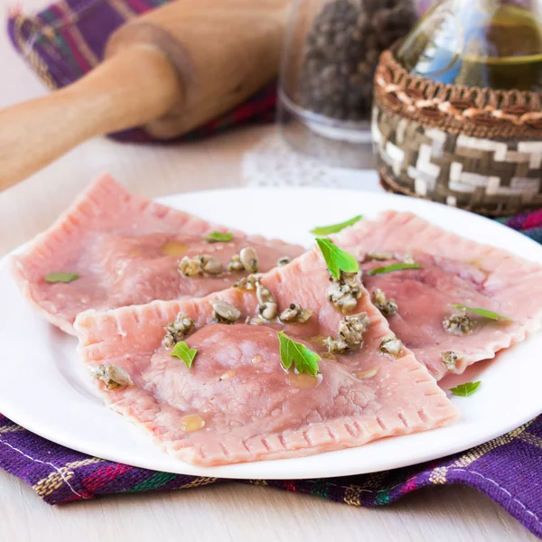 Italian pink pasta ravioli with beet filling — Stock Photo, Image