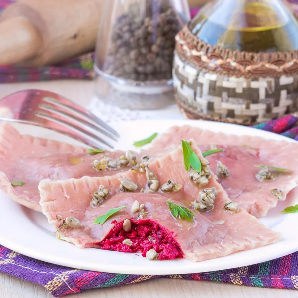 Italian pink pasta ravioli with beet filling — Stock Photo, Image