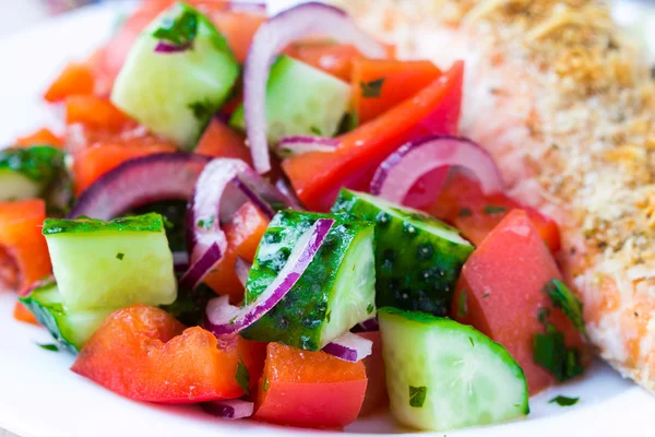 Friss saláta, uborka, paradicsom, paprica és hagymával — Stock Fotó