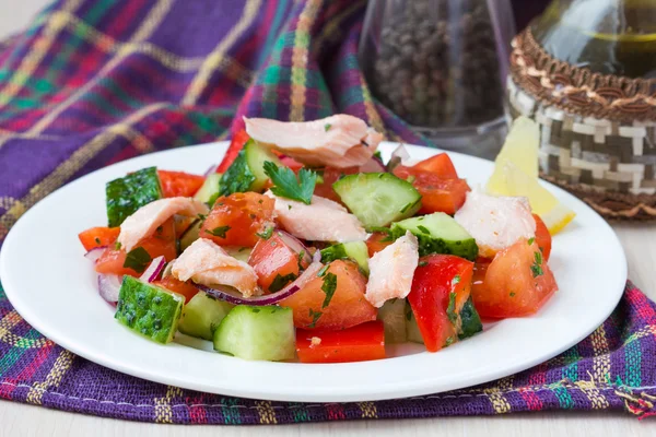 Ensalada de salmón fresco con pepinos, tomates, pimiento y cebolla —  Fotos de Stock