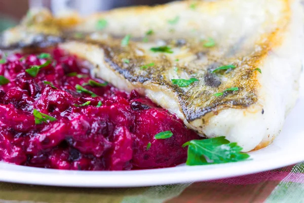 Fried fish fillet of perch with mashed beet and potato — Stock Photo, Image