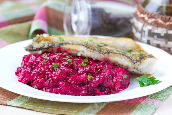 Fried fish fillet of perch with mashed beet and potato — Stock Photo, Image