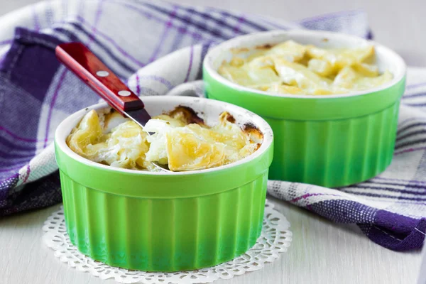 Gratin of cauliflower with cheese crust Camembert — Stock Photo, Image