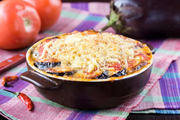 Sabroso plato italiano, aperitivo con berenjena, queso y tomate s — Foto de Stock