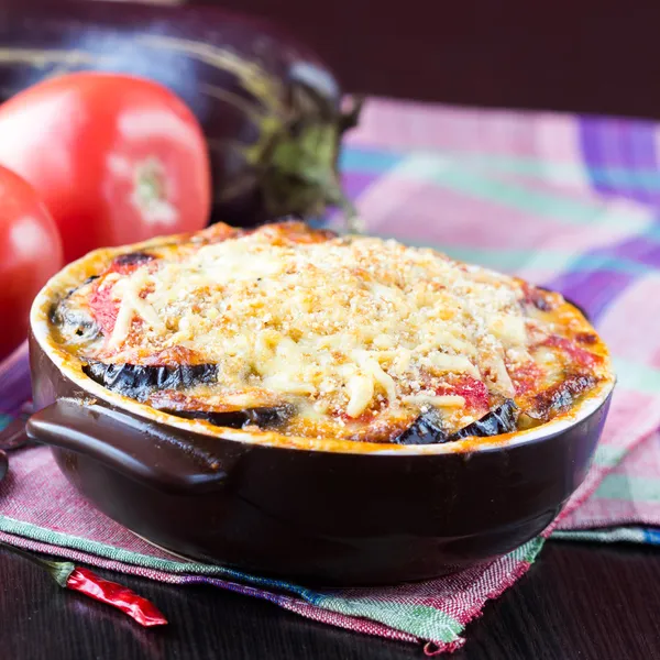 Prato italiano saboroso, aperitivo com berinjela, queijo e tomate s — Fotografia de Stock