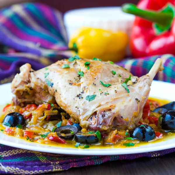 Ragú de patas guisadas de conejo con hierbas, verduras y oli — Foto de Stock