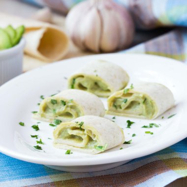 rulo sarılmış ekmek, tortilla, pide avokado krema ile doldurulmuş,
