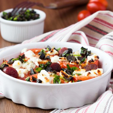 domates peynir beyaz peynir ile pişmiş, tütsülenmiş sosis, otlar, zeytin,