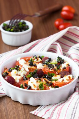 domates peynir beyaz peynir ile pişmiş, tütsülenmiş sosis, otlar, zeytin,