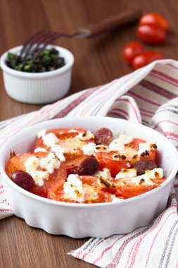 domates peynir beyaz peynir ile pişmiş, tütsülenmiş sosis, otlar, zeytin,