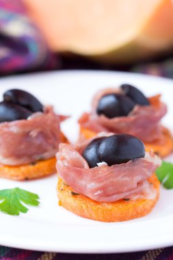 kanepe meze, kabak, jamon jambon, Siyah Zeytin, peynir, git