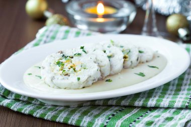 nağmeleme rulo beyaz balık fileto COD ile yumurta dolması, sos