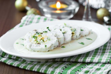 nağmeleme rulo beyaz balık fileto COD ile yumurta dolması, sos
