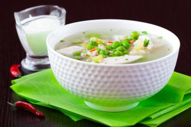 Yeşil bezelye, inci arpa, chili biber, yemek tavuk çorbası