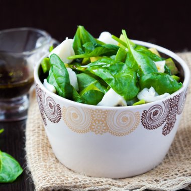 yeşil salata ile ıspanak, beyaz balık ve avokado, diyet yemekleri