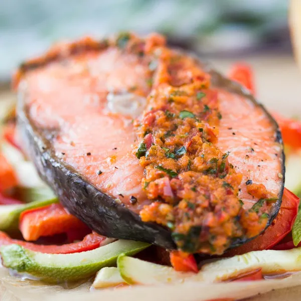 Steak red fish salmon on vegetables, zucchini and paprika with s — Stock Photo, Image