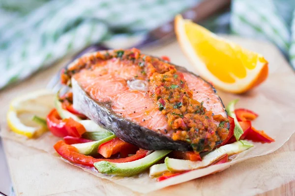 Bistecca di pesce rosso salmone su verdure, zucchine e paprika con s — Foto Stock