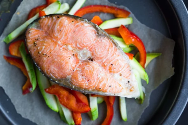 Cooking steak of red fish salmon on vegetables, zucchini, sweet — Stock Photo, Image