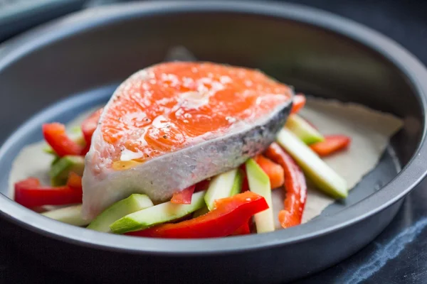 Cooking raw steak of red fish salmon on vegetables, zucchini, sw — Stock Photo, Image