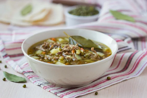 Soupe à la viande avec bœuf, haricots verts mungo, légumineuses, chaud indien Xorie — Photo