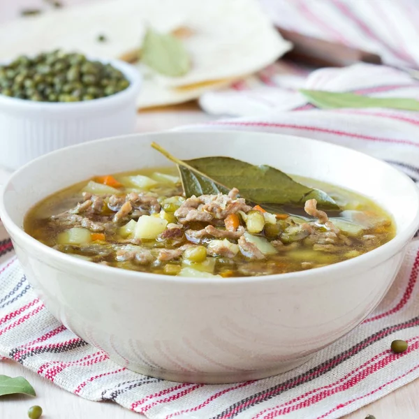 Soupe à la viande avec bœuf, haricots verts mungo, légumineuses, chaud indien Xorie — Photo