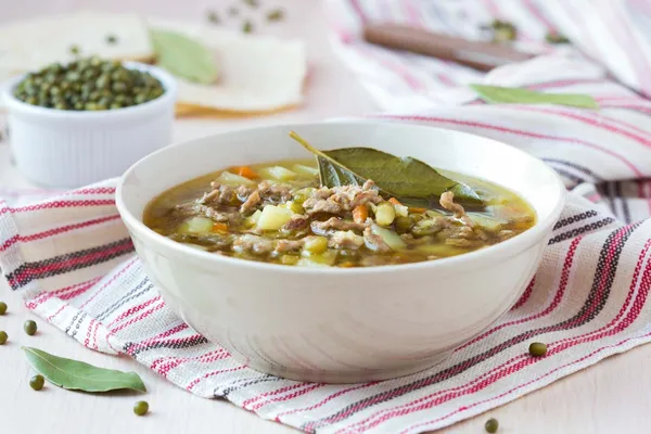 Zuppa di carne con manzo, fagiolini mung, legumi, ciambelle indiane calde — Foto Stock