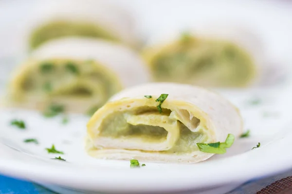 Semmeln eingewickeltes Brot, Tortilla, Fladenbrot gefüllt mit Avocadocreme, — Stockfoto