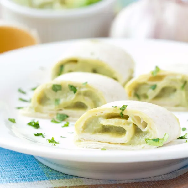 Semmeln eingewickeltes Brot, Tortilla, Fladenbrot gefüllt mit Avocadocreme, — Stockfoto