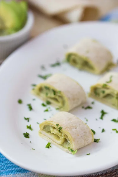 Tekercs csomagolt kenyér, tortilla, pita töltött avokádó krém, — Stock Fotó