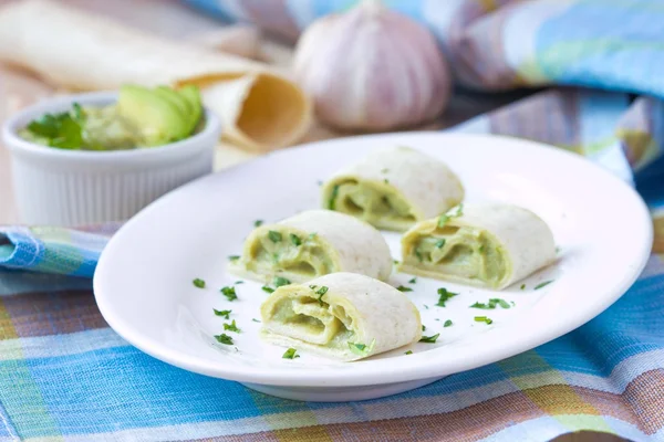 Semmeln eingewickeltes Brot, Tortilla, Fladenbrot gefüllt mit Avocadocreme, — Stockfoto