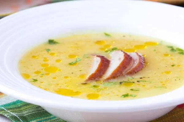 Crème soep van rode linzen met gerookt vlees, eend, kip — Stockfoto