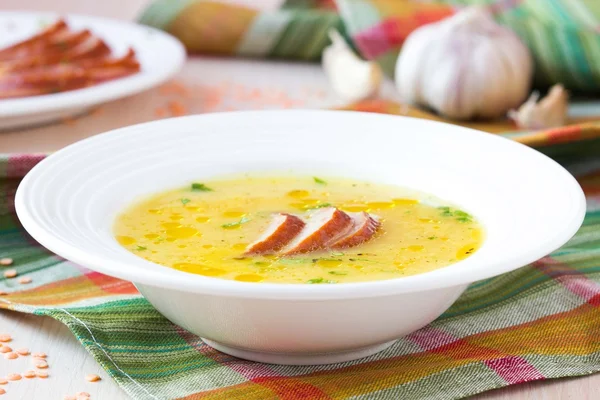Krémová polévka z červené čočky s uzeným masem, kachna, kuře — Stock fotografie