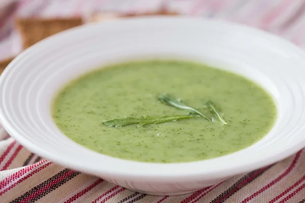 Zuppa di crema di aglio verde con foglie rucola, rucola, dado sano — Foto Stock
