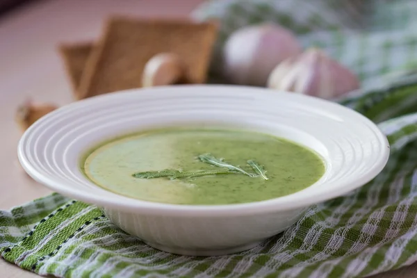 Zuppa di crema di aglio verde con foglie rucola, rucola, dado sano — Foto Stock