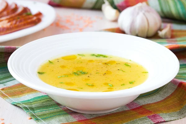 Cremesuppe aus roten Linsen mit geräuchertem Fleisch, Ente, Huhn — Stockfoto