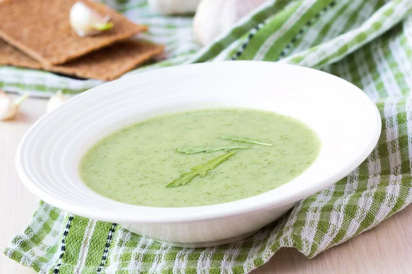 Sopa de crema de ajo verde con hojas rukola, rúcula, morir sano —  Fotos de Stock