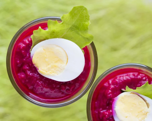 Rode biet, suikerbieten crème salade, mousse met eieren in shot glas, tast — Stockfoto