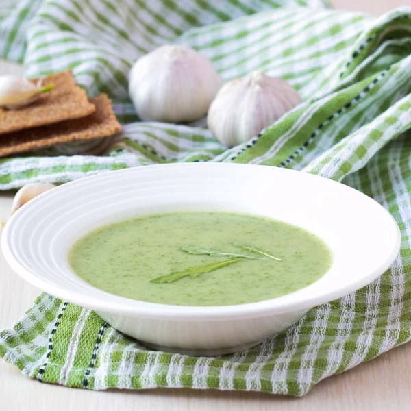 Zuppa di crema di aglio verde con foglie rucola, rucola, dado sano — Foto Stock