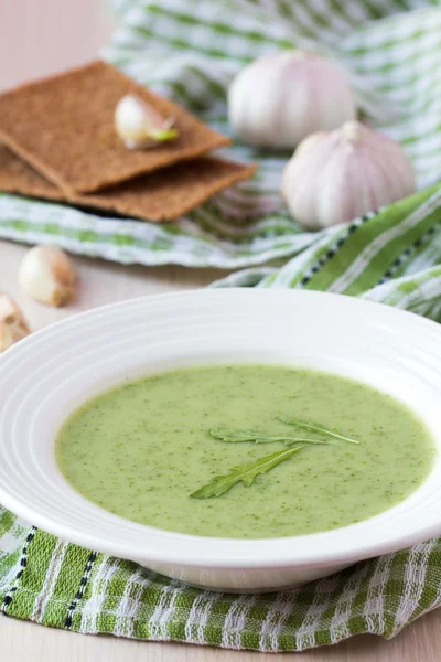 Grüne Knoblauchcremesuppe mit Blättern Rukola, Rucola, gesunde Würfel — Stockfoto