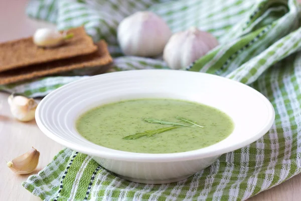 Grüne Knoblauchcremesuppe mit Blättern Rukola, Rucola, gesunde Würfel — Stockfoto