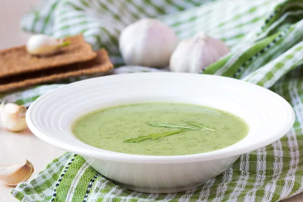 Grüne Knoblauchcremesuppe mit Blättern Rukola, Rucola, gesunde Würfel — Stockfoto