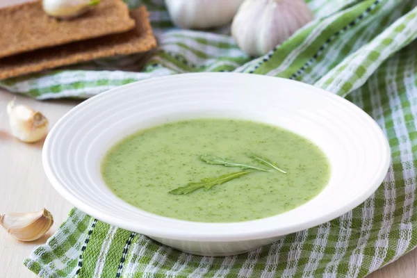 Grüne Knoblauchcremesuppe mit Blättern Rukola, Rucola, gesunde Würfel — Stockfoto