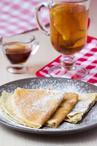 Panqueques dulces finos con azúcar en polvo para el desayuno, Maslenits —  Fotos de Stock