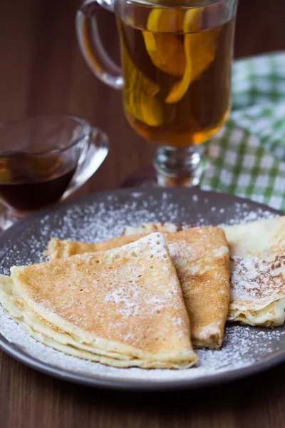 Panqueques dulces finos con azúcar en polvo para el desayuno, Maslenits —  Fotos de Stock