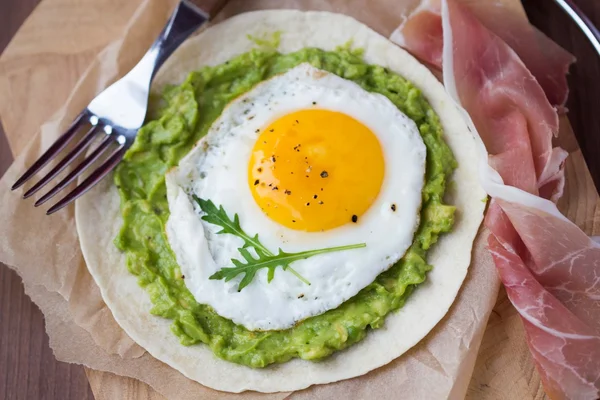 Завтрак с яичницей и соусом авокадо на муке-гриле — стоковое фото