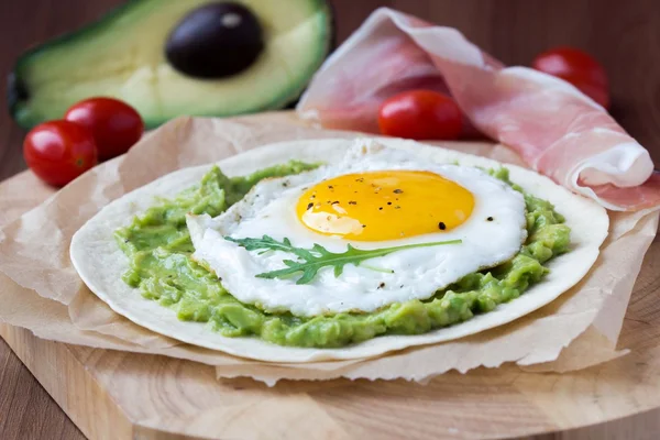 Frukost med stekt ägg och sås avokado på grillad mjöl t — Stockfoto