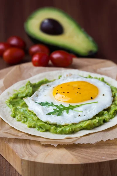 Desayuno con huevo frito y salsa de aguacate sobre harina asada t —  Fotos de Stock