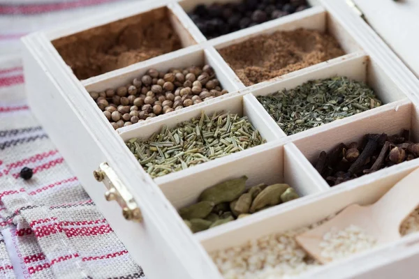 Fűszer- és gyógynövény fadobozban, élelmiszer választék gyűjteménye bac — Stock Fotó