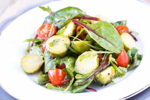 Gezonde salade met spruiten kool, tomaten, salade, r — Stockfoto